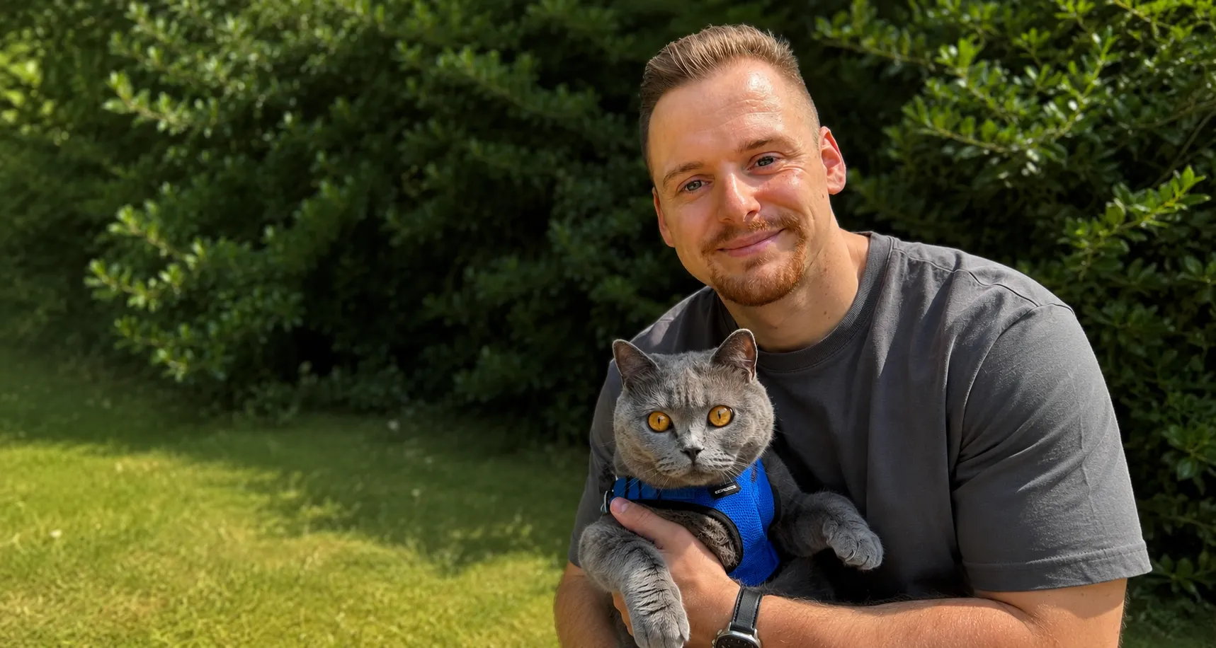 Ich sitze mit meiner Katze Mira im Garten.